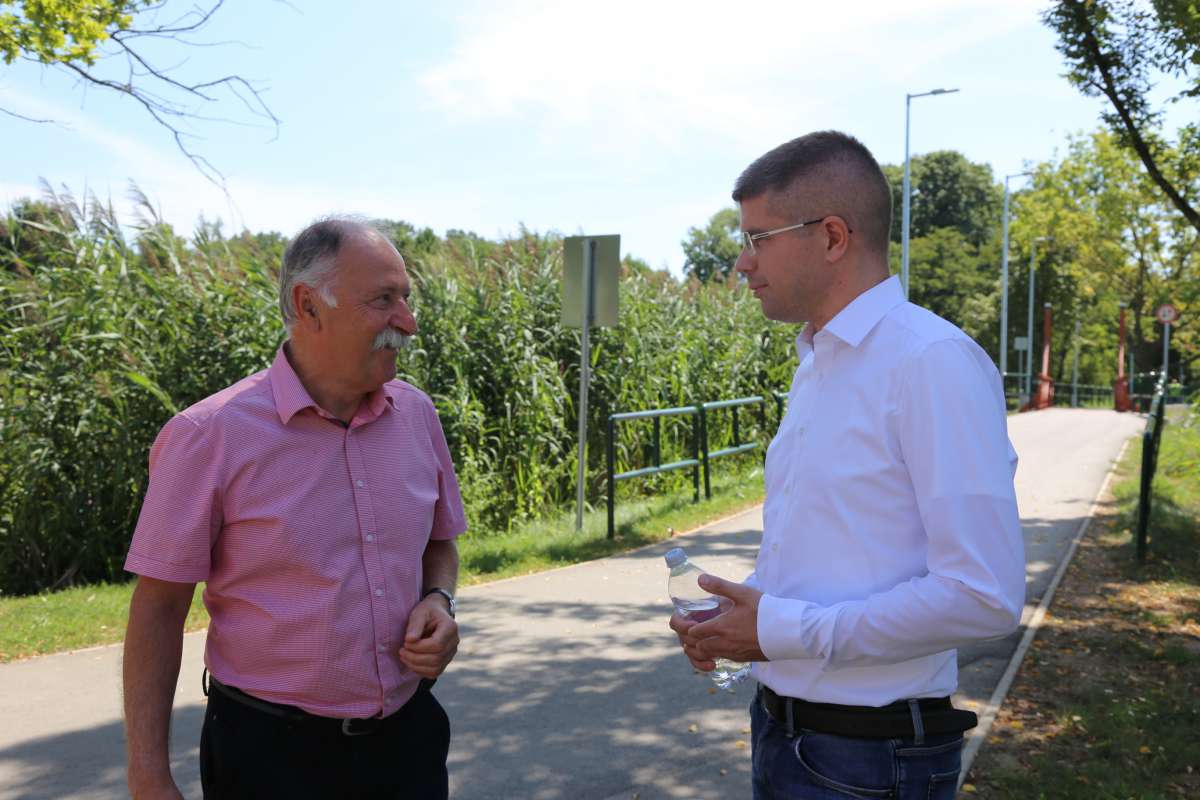 A fejlesztéseket Ágh Péter országgyűlési képviselő és Kondora István polgármester is megtekintette.